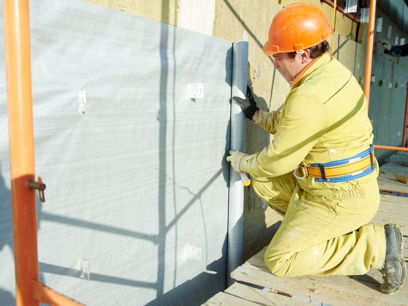 Artisan réalisant une isolation par l'extérieur