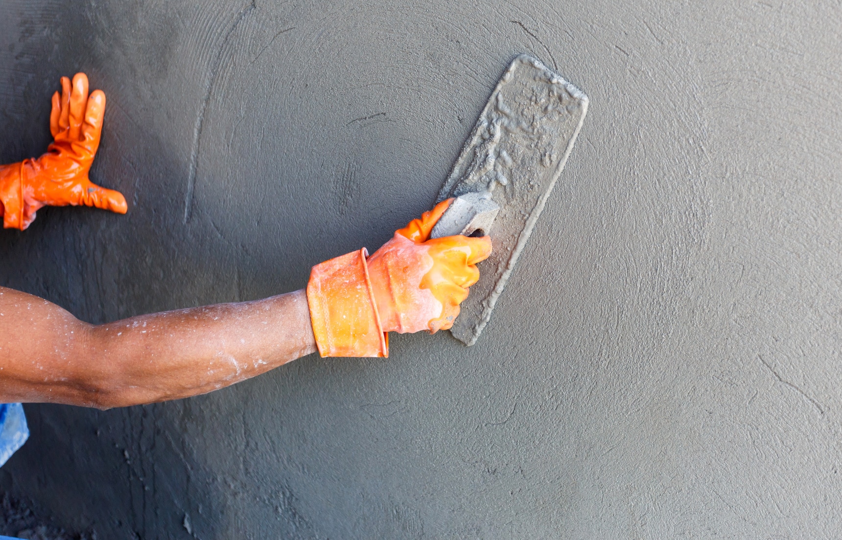 Comment appliquer un enduit taloché sur un mur ?