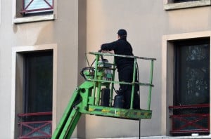 Artisan réalisant un ravalement de façade