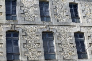 façade de maison en pierre