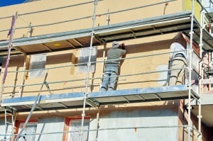 Crépissage d'une façade de maison