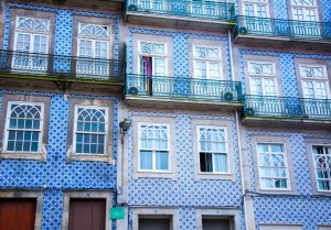 Maison avec décoration sur façade