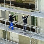 Artisans réalisant un ravalement de façade.