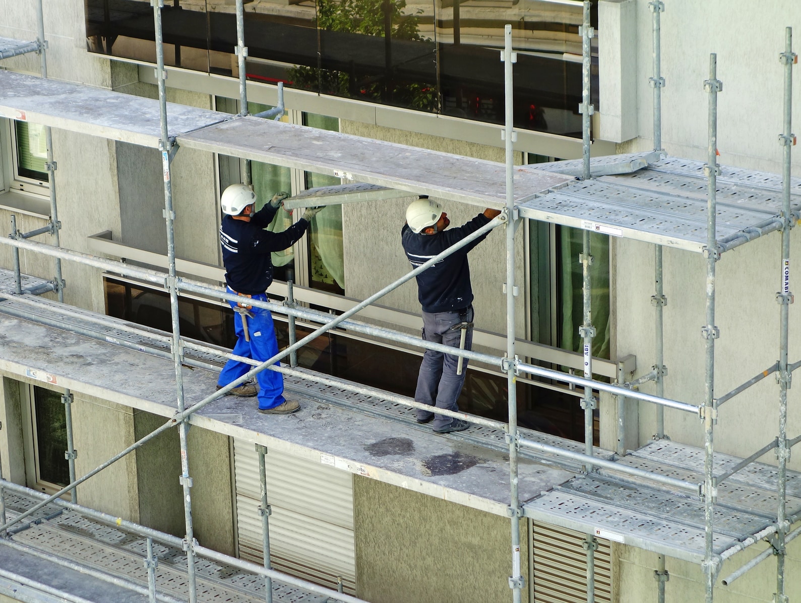 Artisans réalisant un ravalement de façade.