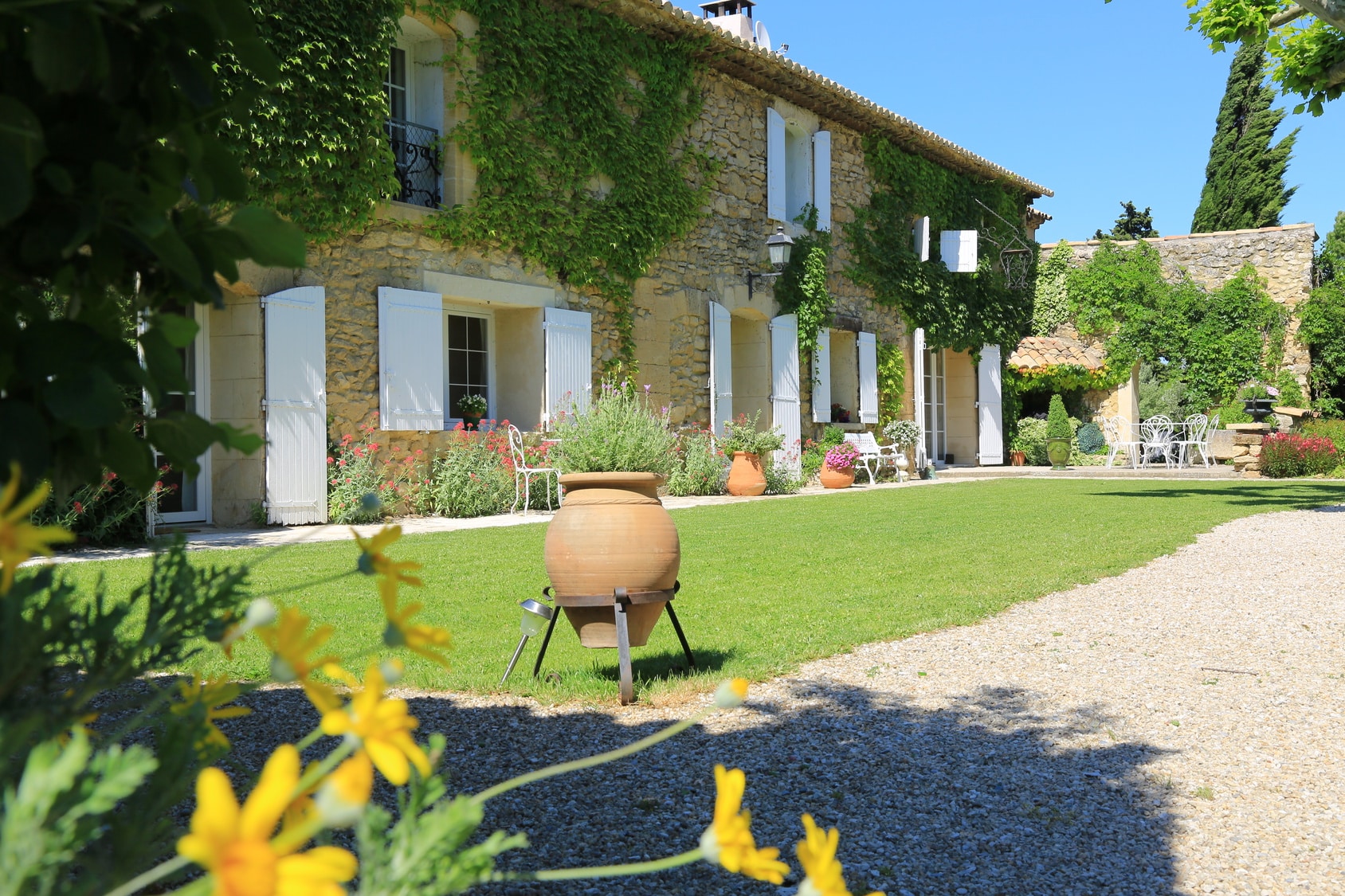 Maison façade pierres.