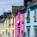 Façades maisons colorées.