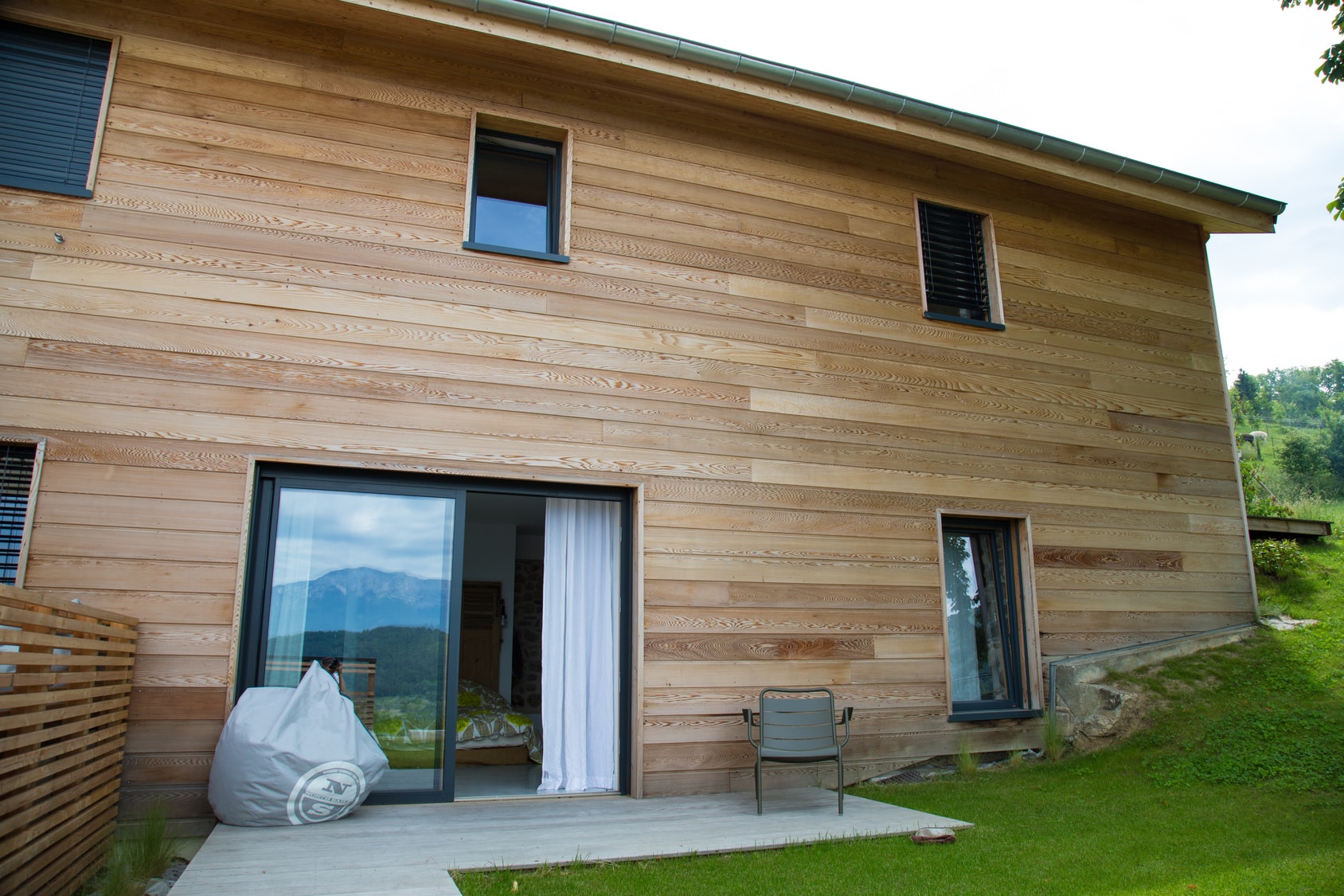 Façade avec des bardages en bois.