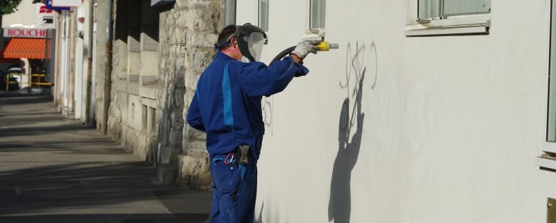 Hydrogommage d'un mur extérieur
