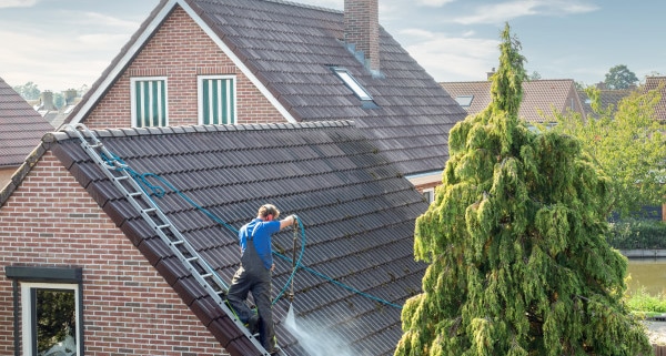 Conseils de démoussage de toiture en tuiles plates