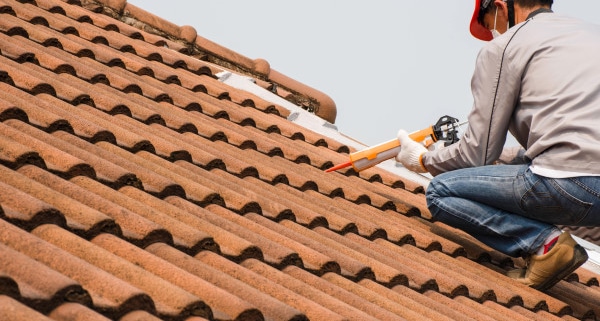 Comment procéder à l'entretien d'une couverture de toit ?